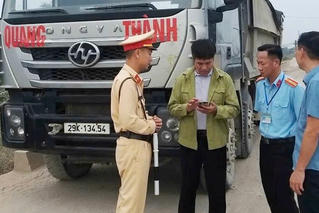 Hải Phòng: Xử lý xe chở quá tải lưu thông trên tuyến đê qua địa bàn Dương Kinh