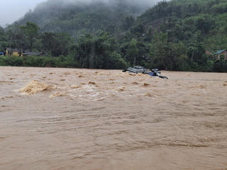 Xe container vượt ngầm tràn ở Quảng Trị bị lũ cuốn, tài xế mất tích