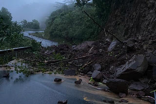 Mưa lớn gây sạt lở, chia cắt nhiều xã miền núi Quảng Trị