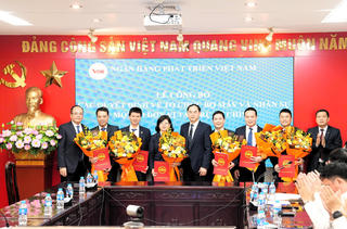 Công bố các quyết định về tổ chức bộ máy, nhân sự; thành lập thêm 02 đơn vị cấp Ban tại Trụ sở chính VDB