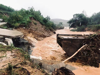 Quảng Ngãi: Lốc xoáy cuốn bay mái nhà trong đêm, lũ lớn chia cắt miền núi