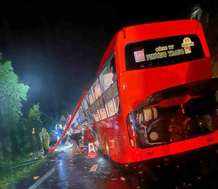 Xe khách bị đất đá sạt lở vùi lấp trên đèo Khánh Lê (Khánh Hòa), 6 người tử vong