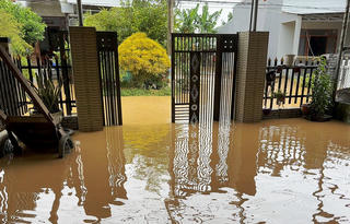 Đà Nẵng ngập trở lại, vùng rốn lũ trắng đêm kê đồ chạy lụt