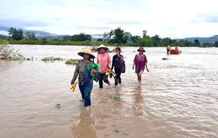 Kịp thời cứu hộ nhiều người dân bị cô lập do mưa lũ ở Gia Lai