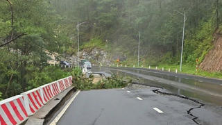 Lâm Đồng chỉ đạo cấm người, phương tiện lưu thông qua các vị trí sạt lở 