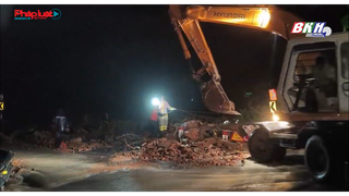 Khánh Hòa: Sạt lở núi đè ôtô khách, 6 người chết, nhiều người bị thương