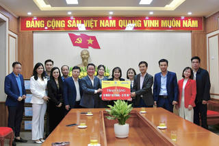 Báo Pháp luật Việt Nam trao thiết bị hỗ trợ giáo dục cho xã Liên Minh, Quảng Yên