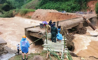 Quảng Ngãi: Người dân góp tre, dựng cầu tạm vượt lũ, khắc phục chia cắt ở Sơn Hà