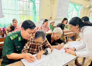 Cà Mau: Đồn Biên phòng Cái Đôi Vàm mở lớp xóa mù chữ cho người dân vùng biên giới biển