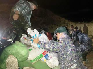 Đà Nẵng: Bộ đội xuyên đêm “cứu” bờ kè An Lương, bảo vệ hơn 500 hộ dân vùng lũ