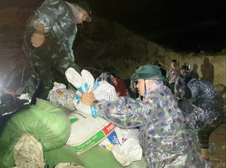 Lực lượng vũ trang hỗ trợ người dân vùng lũ tại nhiều địa phương