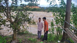 Sạt lở bờ sông Đăk Snghé, hàng trăm hộ dân đối mặt nguy hiểm