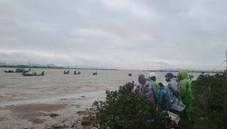 Lật thuyền đánh cá trên sông Gianh, vợ bơi vào bờ, chồng mất tích