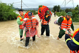 Biên phòng Khánh Hòa điều động mô tô nước tiếp cận vùng ngập sâu, cứu hộ người dân