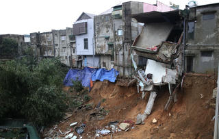 Hàng loạt điểm giao thông sạt lở, ngập sâu sau mưa lũ ở Quảng Trị