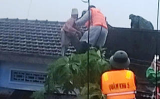 Bộ đội cứu người dân 'mắc kẹt' giữa lũ lớn trong đêm ở Đắk Lắk, Gia Lai