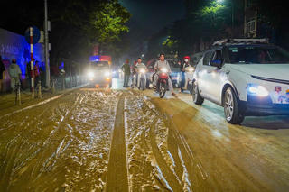 Xử lý tài xế xe tải làm rơi vãi bùn đất xuống đường phố Hà Nội