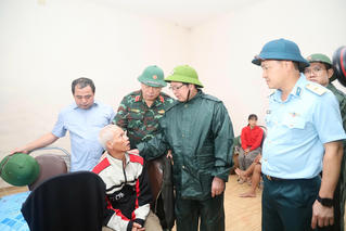 Phó Thủ tướng Hồ Quốc Dũng chỉ đạo huy động tối đa lực lượng, cứu dân xuyên đêm trong lũ tại Khánh Hòa