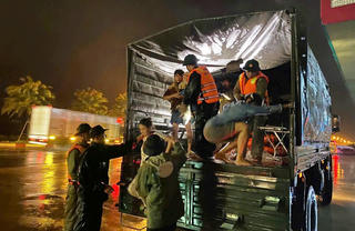 Khánh Hòa huy động hơn 15.000 cán bộ, chiến sĩ ứng phó, khắc phục mưa lũ 