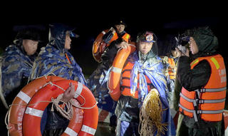 Hàng trăm chiến sĩ Hải quân và Đặc công nước vượt lũ xuyên đêm cứu dân bị cô lập