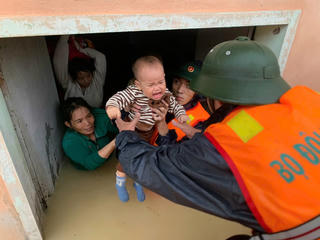 Đắk Lắk tiếp tế thực phẩm, đề xuất trực thăng sẵn sàng ứng cứu vùng cô lập 