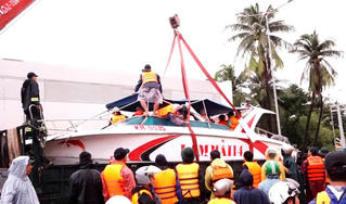 Chạy đua từng phút, lực lượng biên phòng Khánh Hòa khẩn trương tiếp cận người dân bị cô lập