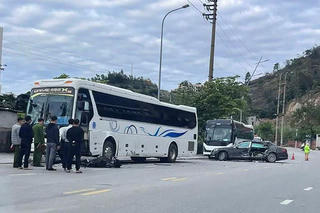 Xe Maybach S600 nát bét sau cú tông xe khách đỗ ven đường