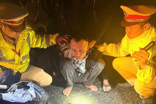 Trên đường bỏ trốn, nghi phạm ‘hiếp dâm’ sa lưới CSGT Quảng Trị