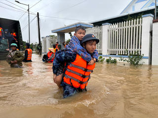 Bộ Tư lệnh Vùng Cảnh sát biển 3 huy động hơn 100 cán bộ, chiến sĩ hỗ trợ nhân dân Khánh Hòa khắc phục ngập lụt