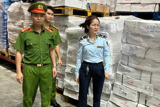 Lực lượng QLTT TP Hà Nội tiêu hủy hơn 15 tấn xương lợn quá hạn