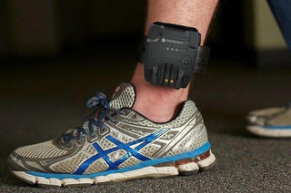 Tội phạm bạo hành gia đình ở Đức sẽ phải đeo thiết bị giám sát điện tử  