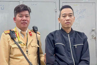 Cán bộ CSGT cùng người dân bắt đối tượng cướp xe máy tại Hà Nội 