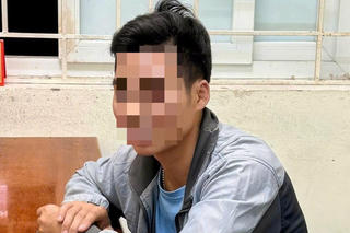 Tạm giữ hình sự tài xế lao xe vào CSGT để bỏ chạy khi bị kiểm tra