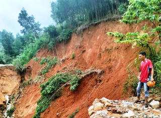 Quảng Ngãi: Đường vào thôn Tang đứt gãy, hơn 300 nhân khẩu bị cô lập