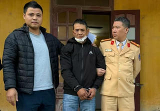 Từ vụ tai nạn giao thông, lộ gói ma túy đá và 1 khẩu súng 
