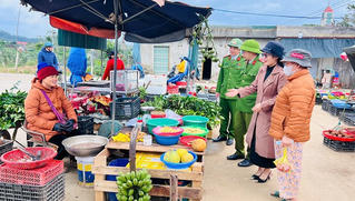 Ra quân chỉnh trang chợ Tân Liên, trả lại sự thông thoáng cho tuyến Quốc lộ 9 miền Tây Quảng Trị