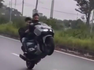 Tịch thu phương tiện của nam thanh niên 'bốc đầu' xe trên đường