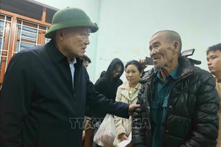 Phó Thủ tướng Thường trực Nguyễn Hòa Bình thăm, tặng quà nhân dân vùng lũ Đắk Lắk trong đêm