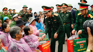 Đại tướng Phan Văn Giang thăm, tặng quà nhân dân vùng "rốn lũ" tỉnh Gia Lai