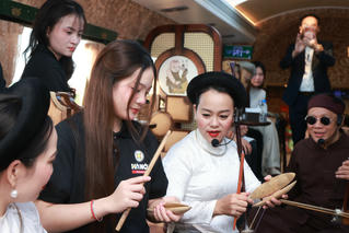 Thí sinh cuộc thi 'Tiếng hát Hà Nội năm 2025' trải nghiệm văn hóa dân tộc