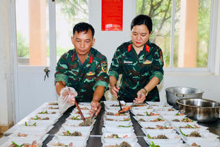 Bếp cơm người lính thắp lửa yêu thương giữa vùng lũ Đắk Lắk 