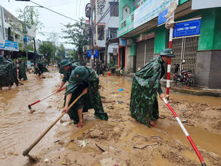 Quân khu 5 huy động lực lương, tổng lực giúp dân Đắk Lắk khắc phục hậu quả mưa lũ