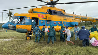 Trung đoàn 917 tiếp tục thực hiện các chuyến bay cứu trợ nhân dân vùng lũ