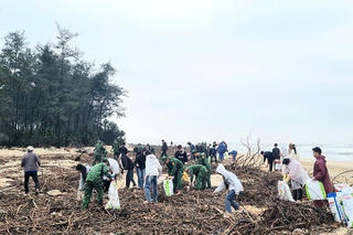 Gần 200 đoàn viên, lực lượng vũ trang ra quân làm sạch biển Quảng Trị