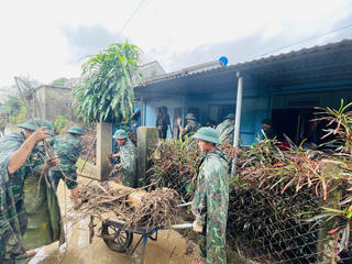 Quân khu 5 huy động hơn 40 đội dựng lại nhà cho dân vùng lũ, quyết hoàn thành trước Tết