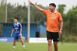 Các huấn luyện viên bóng đá phải "học nữa, học mãi"