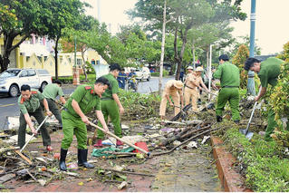 Công an Đồng Nai chạy đua với thời gian dọn vệ sinh sau lũ tại Đắk Lắk