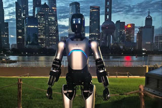 Robot hình người Trung Quốc lập kỷ lục Guinness với hành trình đi bộ liên tỉnh 106 km
