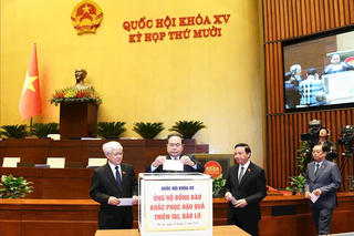 Quốc hội quyên góp ủng hộ đồng bào khắc phục hậu quả thiên tai, bão lũ