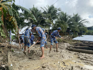 Miền Trung nguy khó, có Bộ đội Hải quân
